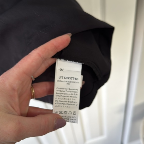 Elegant Black Sleeveless Dress - Picture 4 of 4